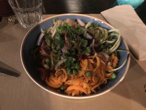 Bowl de quinoa e amendoins at Raizes in Quarteira
