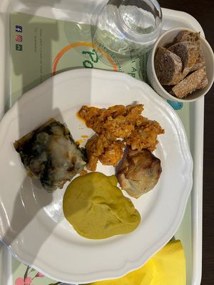 Cavolfiore al pomodoro, crema di lenticchie e cocco, fagotti o ripieno di tofu e verdure, pizza con verdura e formaggio di riso  at PappaGioia in Florence