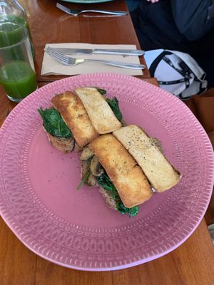 Crostini de cogumelos (pão de centeio) at GiG - Green is Good in Ericeira