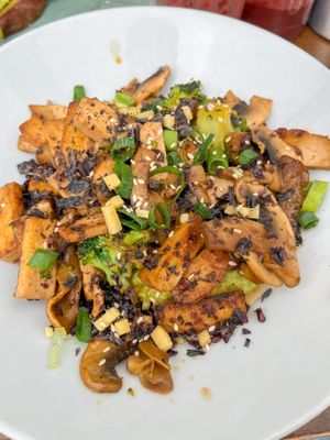 Sauté Tofu Bowl with rice & Avocado  at GiG - Green is Good in Ericeira