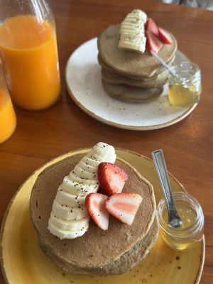 Panquecas de aveia com fruta e geleia de arroz (pedi para vir à parte senão, para mim, vem com demasiada geleia) e sumos de laranja com cenoura!   at GiG - Green is Good in Ericeira