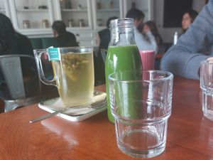 Sumo energizante e chá at GiG - Green is Good in Ericeira