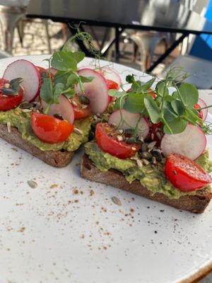 Avocado toast at GiG - Green is Good in Ericeira