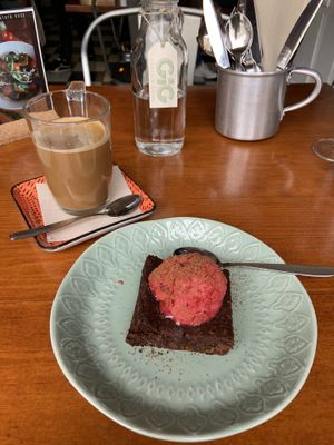Finish off with oat milk latte and brownie. 🍠  at GiG - Green is Good in Ericeira