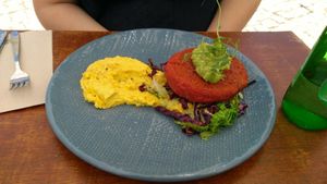 Hambúrguer de beterraba at GiG - Green is Good in Ericeira