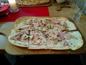 Flammkuchen mit frischen Champignons, roten Zwiebeln und Hefeflocken at La Flamme Grand in Limburg