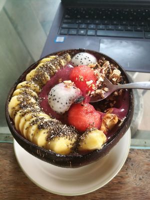 Mixed berry smoothie bowl at Big Bite Home Style Veggie Cafe in Koh Tao