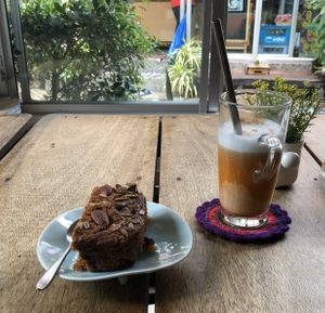 carrot cake & Thai tea with coconut milk at Big Bite Home Style Veggie Cafe in Koh Tao