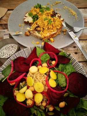 Tostada de curry, con tofu y queso anacardo cremoso. Muy buena. Ensalada de quinoa con vegetales at Nude Cafe in Ibiza