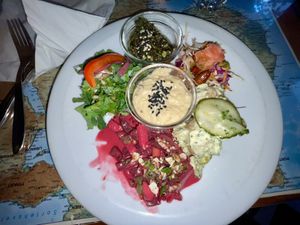 Fem salater og humus  at Atlas Bar in Copenhagen