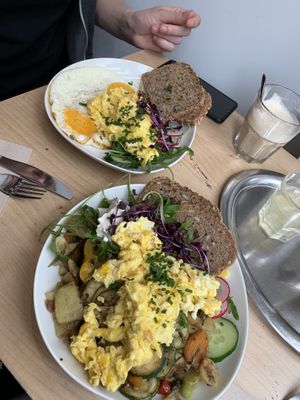 Brot mit Ei und Gemüse mit Ei  at Café Heimisch in Cologne