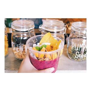 Grab & Go your Morning Glory (Mixed Berry, Pitaya, Banana, Yogurt Ice cream) at Snooze in Chiang Mai