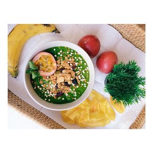 Greenery Twelve (Spinach & Kale, Mango, Banana, Matcha power, Coconut Water)or your choice to liquid at Snooze in Chiang Mai