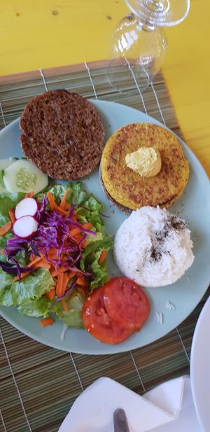 Hambúrguer de batata doce e grão at Gaia Loja Restaurante in Rogil
