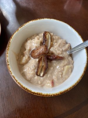 Havermoutje met banaan, appel, walnoten, kaneel, kokosmelk plantaardige melk en dadels  at Lokaal 16 in Den Burg