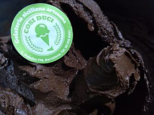 vegan black chocolate ice cream at Cosi Duci Gelateria Siciliana in Barcelona