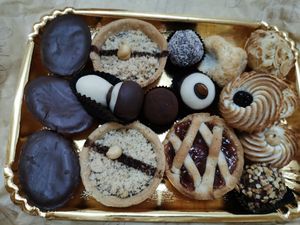 Fruttoni, crostatine, dolcetti di pasta di mandorle at Dolce Salute in Galatina