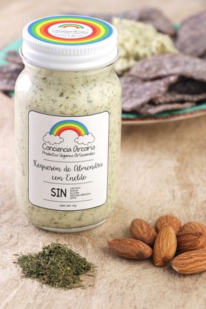 Almond and Dill Spreadable Cheese. =) There are more options availeble. Ask for the cheeselist at ConcienciaArcoíris FB page: https://www.facebook.com/ConcienciaArcoirisProductosVeganosArtesanales/ at Conciencia Arcoiris Productos Veganos Artesanales in Mexico City