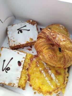 Glacier, tarte au riz et pain aux raisins at Bakery Frimout in Ghent