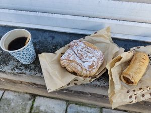 Vegan chocoladekoek en seitan worstenbroodje met paprika at Bakery Frimout in Ghent