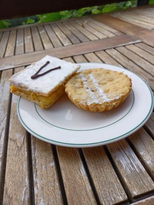 Vegan tompouce and 'rijsttaartje' at Bakery Frimout in Ghent