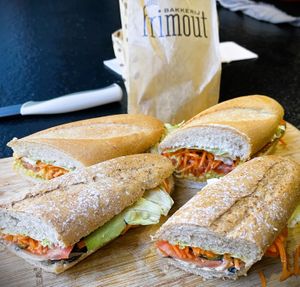 Vegan belegde broodjes met Chick Curry en hummus met gegrilde groenten at Bakery Frimout in Ghent