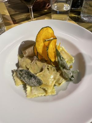 RAVIOLI DI ZUCCA, CREMA CANNELLINI, BURRO DI NOCCIOLE, SALVIA FRITTA. 12 € at Soul Kitchen in Genoa