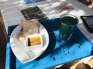 Beduin bread, spicy sesam dip and a deep green smoothie at Marine Garden Camp in Dahab