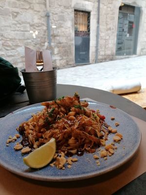 Pad Thai vegano at Om in Girona