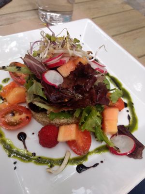 Salada de quinoa at Om in Girona