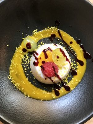 Pannacotta de coco at Om in Girona