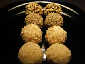 Pack de 12 bombons sem gluten variados (frutos secos, cacau crú, manteiga de cacau, geleia de arroz, superalimentos, óleos essenciais) at Pastelaria 6Sentidos in Charneca Da Caparica