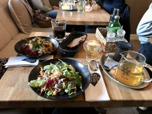 Fresh, vegan and delicious salad bowl mix from the counter!  at was wir wirklich LIEBEN in Hamburg