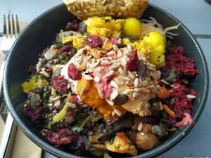 The "all-vegan" salad option at was wir wirklich LIEBEN in Hamburg