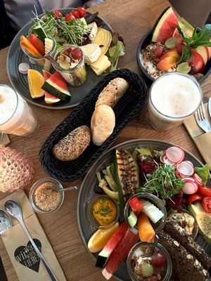 Ich hatte das „Aus der Erde“ und mein Freund das „Weideglück“ Frühstück, eine Früchtebowl mit Sojajoghurt und Latte Macchiato   at was wir wirklich LIEBEN in Hamburg