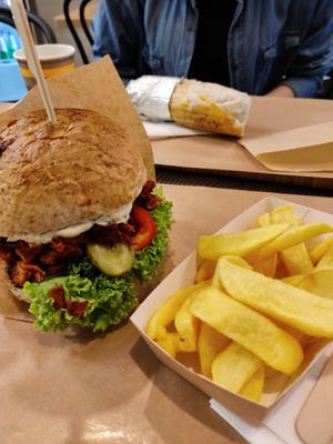 Jackie Czan burger & jackfruit wrap at Nieinaczej in Katowice