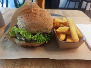 Tempeh burger with fries (and some Club Mate in the background 🧐) at Nieinaczej in Katowice