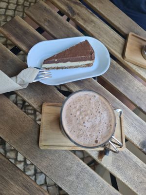 Vegan raw cacao almond mylk drink and raw cheese cake with chocolate and banana at Armazem Integral in Portimao