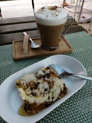 Dessert und Cappuccino mit Mandelmilch at Armazem Integral in Portimao