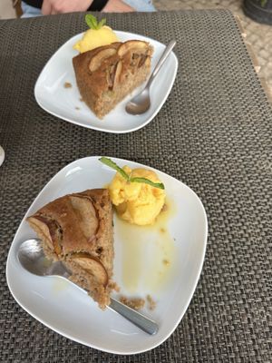 Apple cake & vegan 🌱 ice cream   at Armazem Integral in Portimao