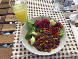 Salteado de feijão à mexicana com bolinhas de quinoa at Armazem Integral in Portimao