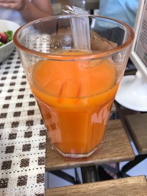 Sumo de cenoura e curcuma  at Armazem Integral in Portimao