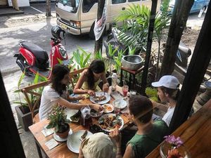 lunch people on the patio at Vinny's Warung in Canggu