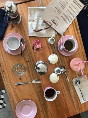 girls and coffee at Vinny's Warung in Canggu