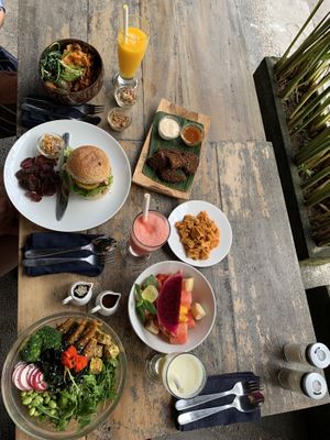 We had the Bali Burger, Happy Bowl, Local Bowl, Spicy Seitan, Nuggets and a Fruit Salad and it was amazing. The staff was friendly and the food came fast 😍 at Vinny's Warung in Canggu