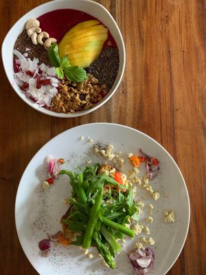 smoothie bowl & tofu scramble on gf (by request) at Vinny's Warung in Canggu