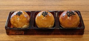 Vegan yolk pastry #Veganuary at Yiihotang 一禾堂 - Songshan District in Taipei