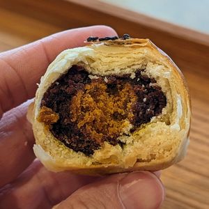 Vegan yolk pastry #Veganuary at Yiihotang 一禾堂 - Songshan District in Taipei