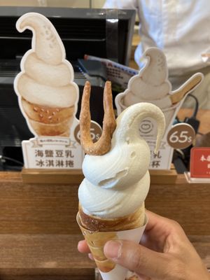 Soy soft serve in a sea salt soybutter horn at Yiihotang 一禾堂 - Songshan District in Taipei