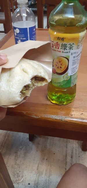 Bao vegano de seitán y tofu. Bebida de té verde con maracuyá (todo 10/10) at Bosque Bambu in Montevideo